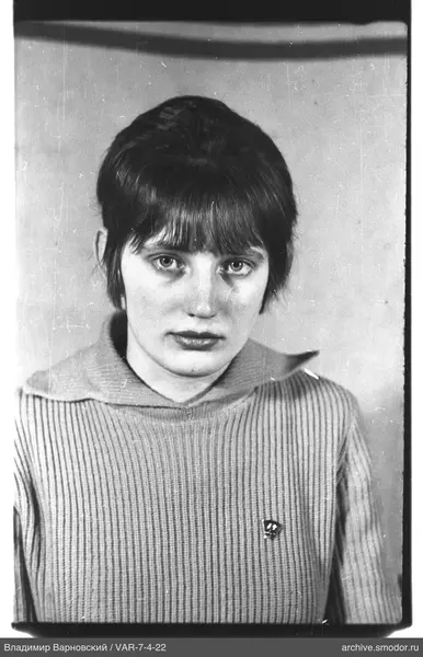 Porträt einer Frau in hellem Pullover