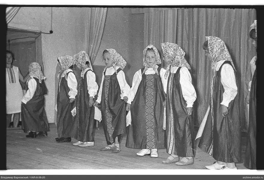 Gruppenporträt von Mädchen und Frau