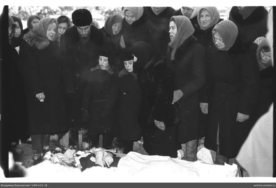 Групповой снимок с телом