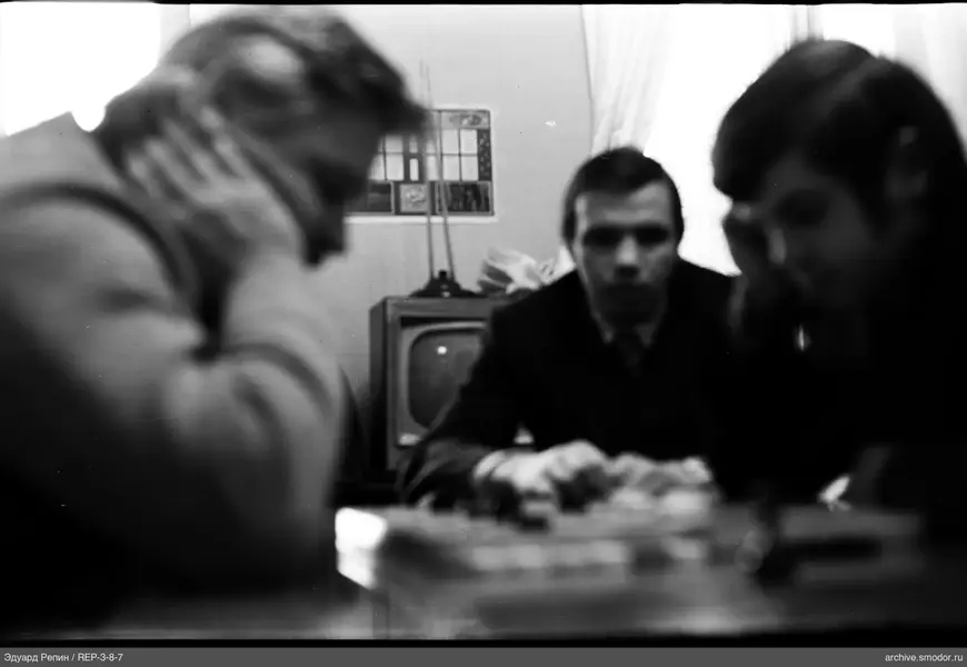 Три мужчины за шахматным столом