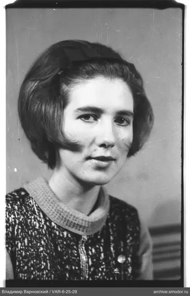 Porträt einer Frau mit kurzen Haaren