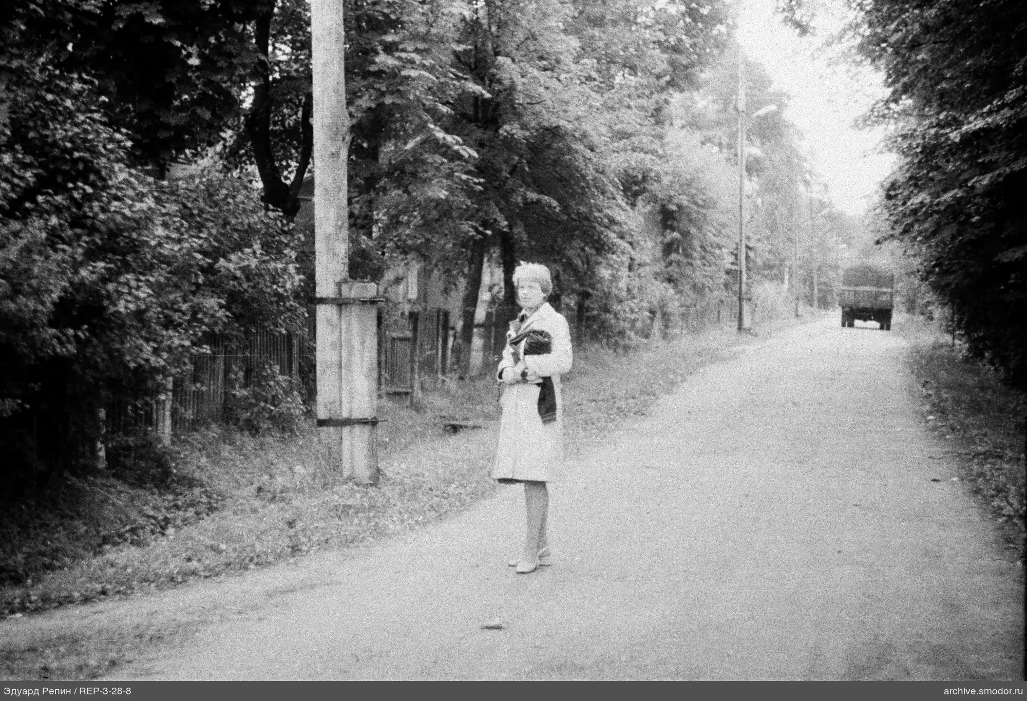 Frau mit Gegenstand auf der Straße
