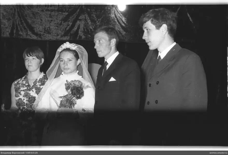 Gruppenporträt mit einer Frau im Hochzeitskleid