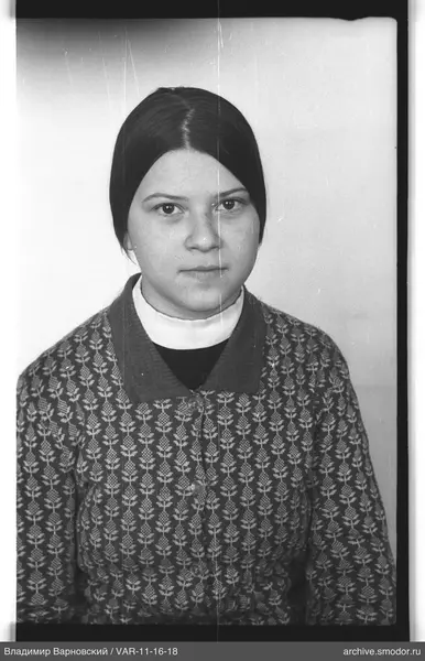 Porträt einer Frau in Pullover und Hemd