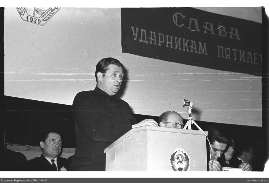 Мужчина с микрофоном на мероприятии