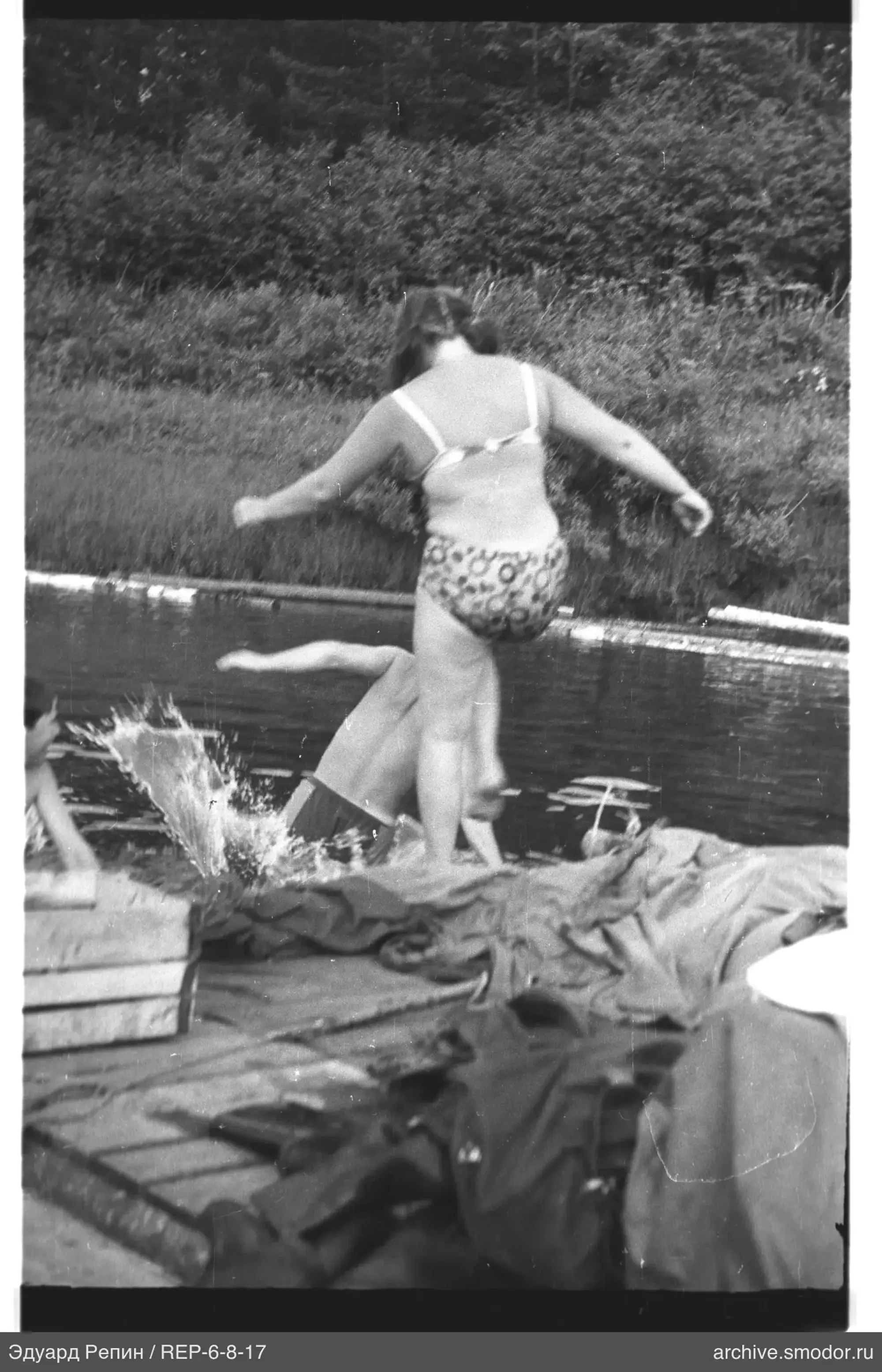 Frau im Badeanzug am Wasser