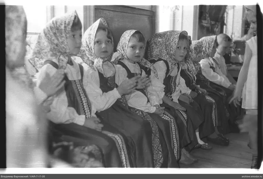 Gruppenporträt von Kindern in traditioneller Kleidung