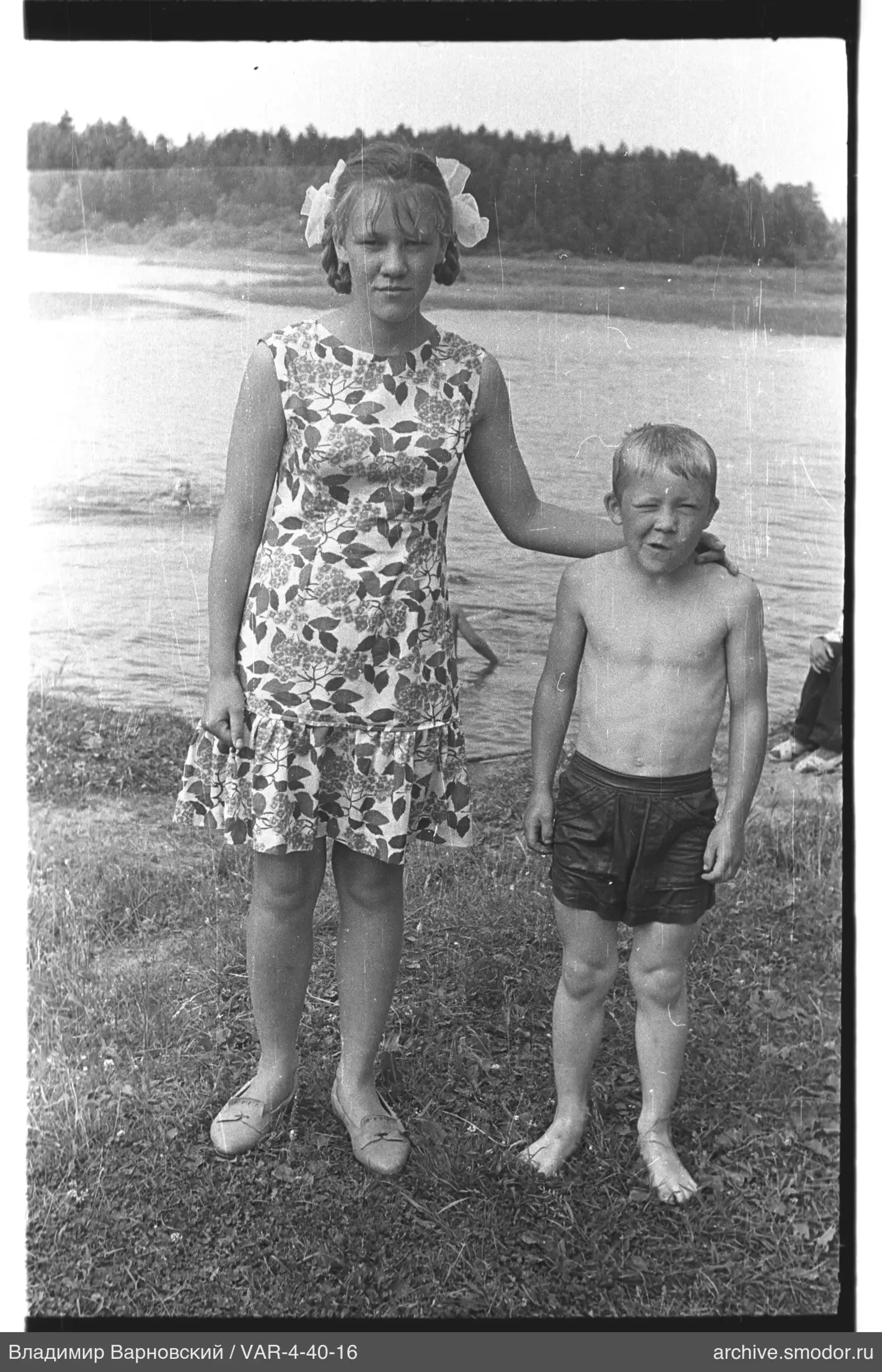Kinder am Flussufer