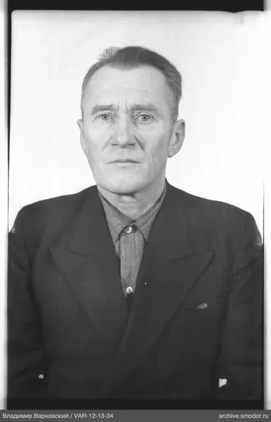 Porträt eines Mannes in Jacke und Hemd