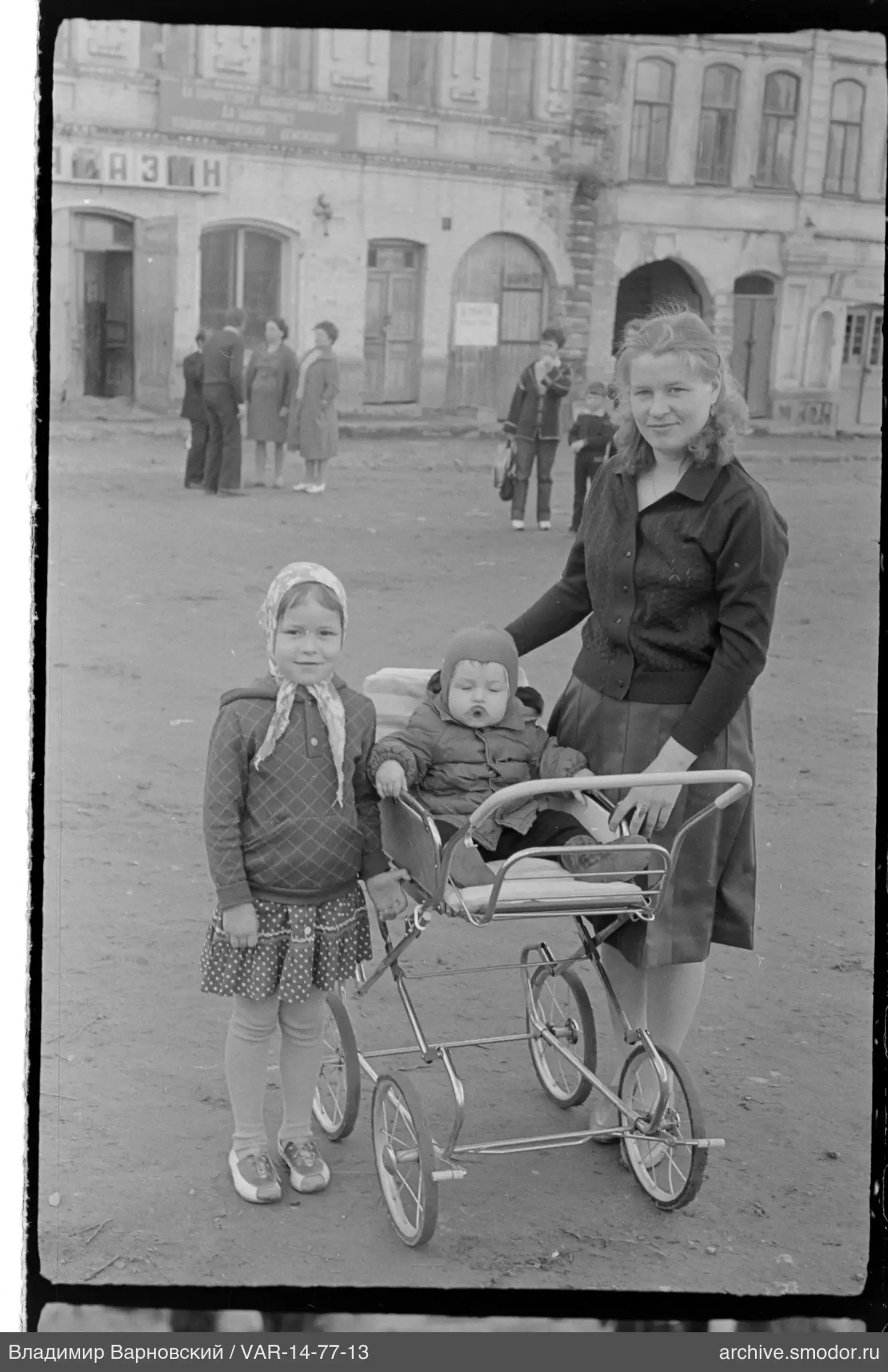Frau und Mädchen mit Kinderwagen auf der Straße