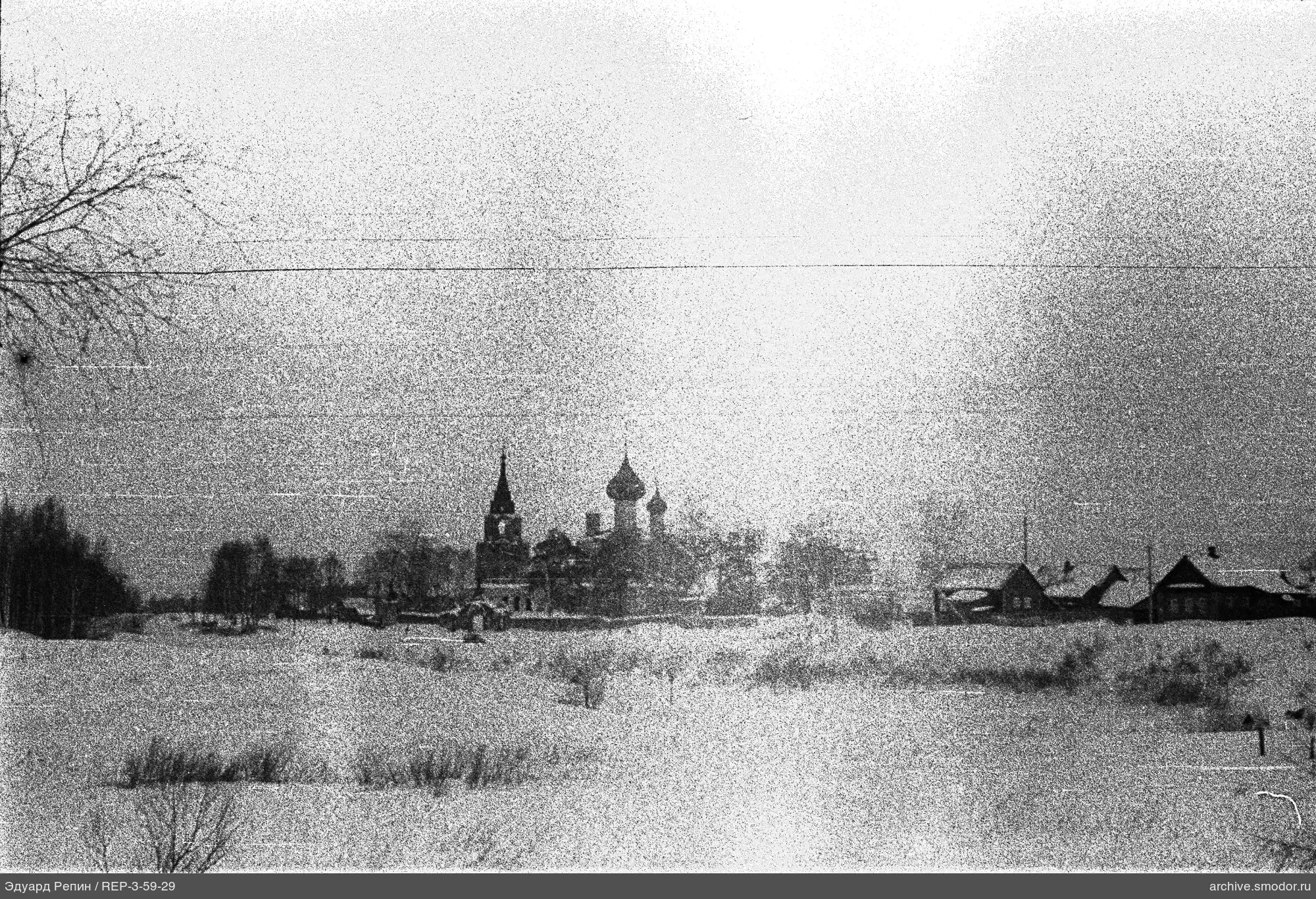 Landschaft mit Kirche und Holzhäusern