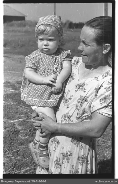 Frau mit Kind im Arm