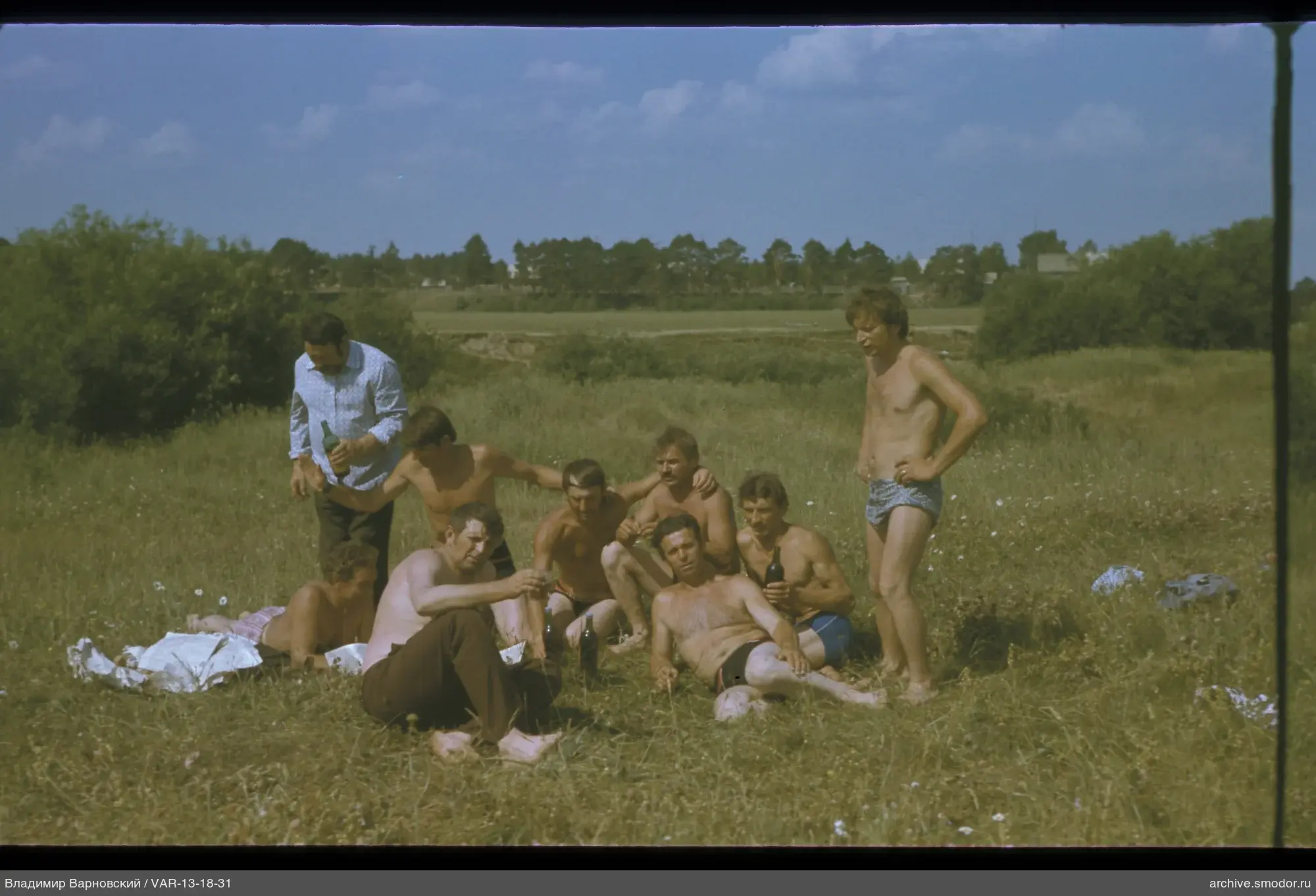 Gruppe von Männern auf dem Gras