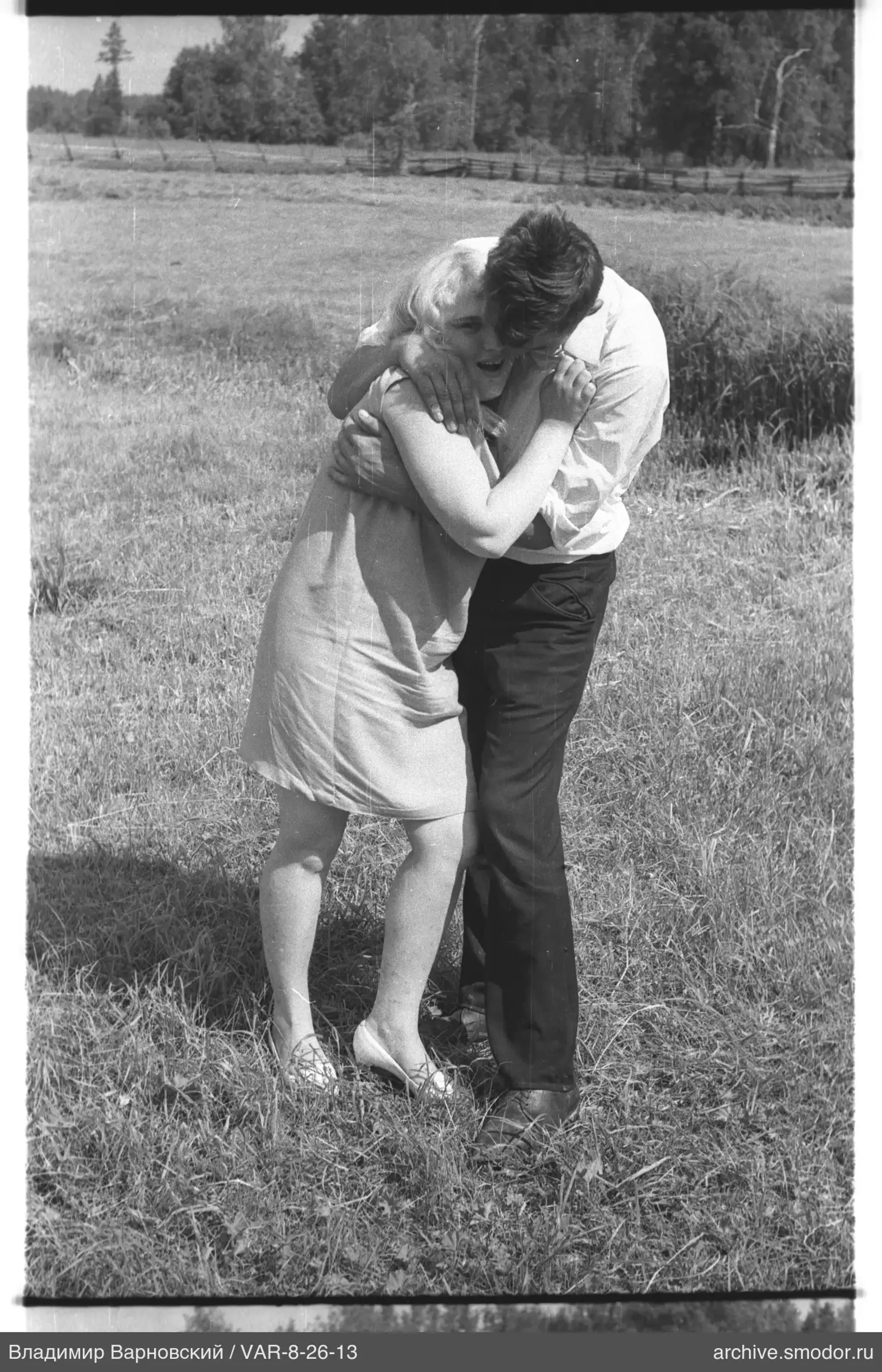 Mann und Frau auf Feld