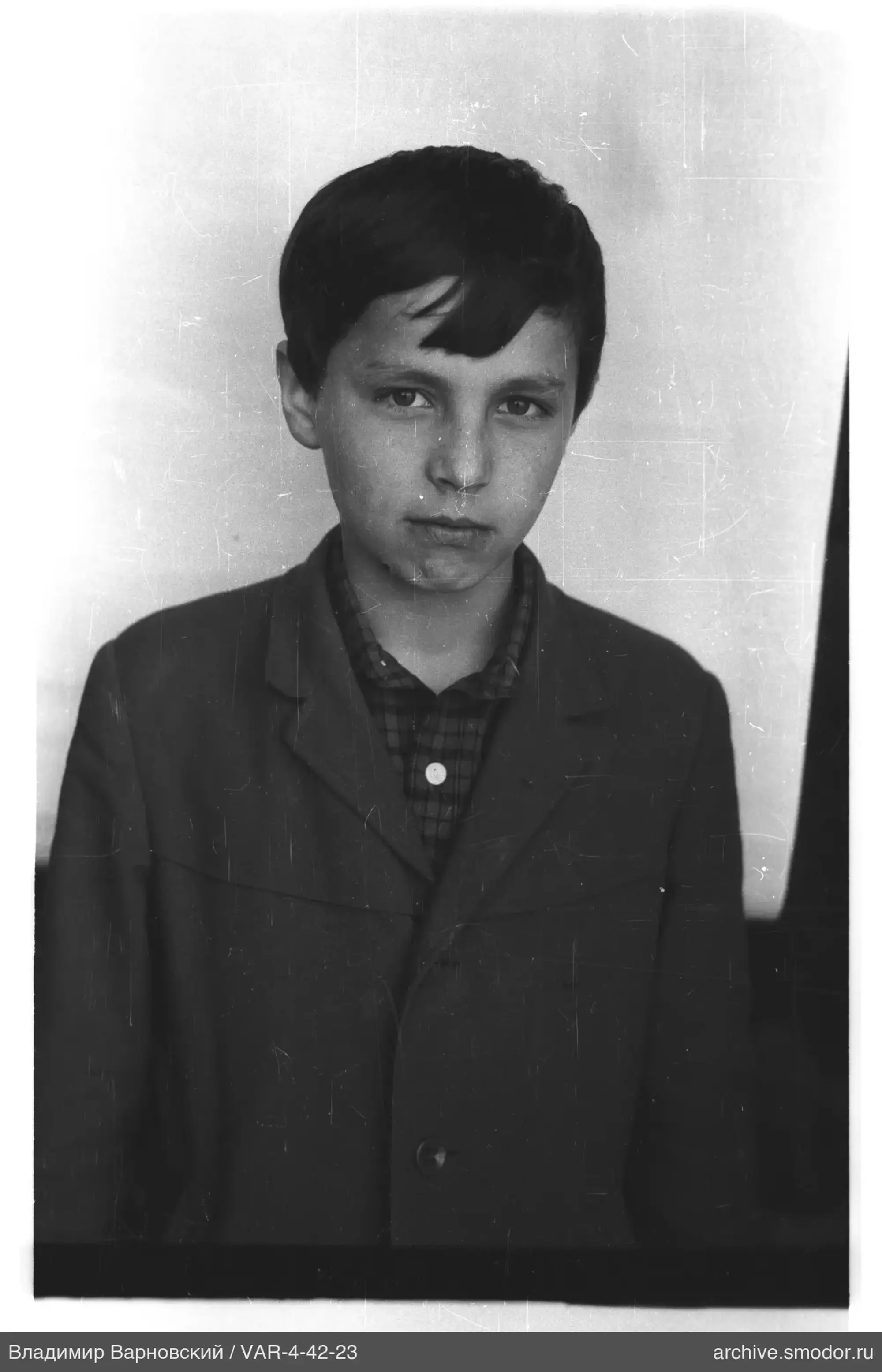 Porträt eines Jungen in Jacke und Hemd