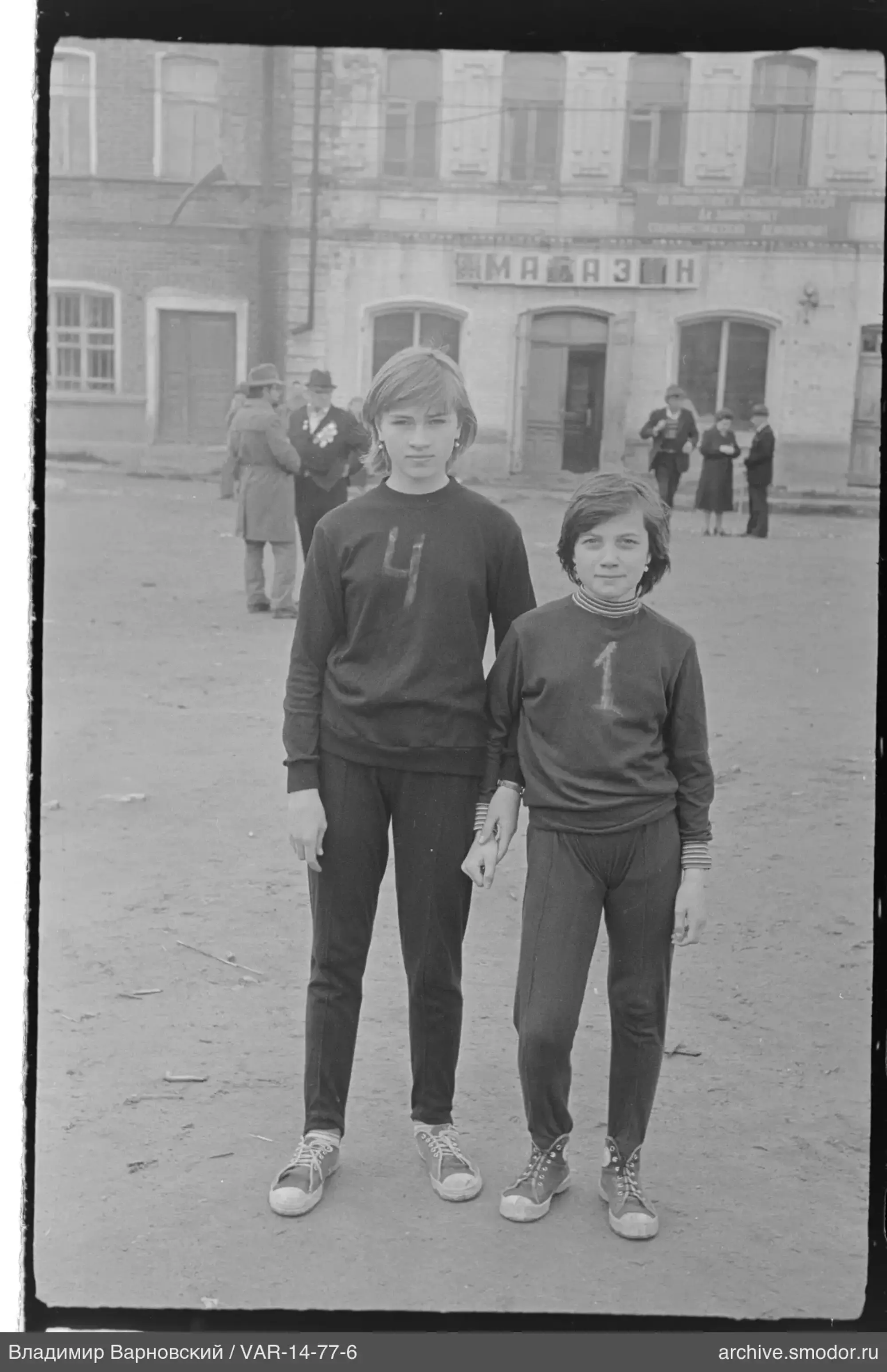 Zwei Mädchen in Trainingsanzügen
