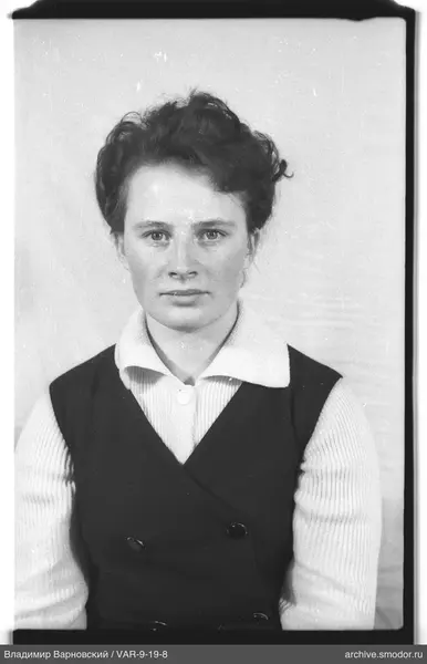 Porträt einer Frau in Pullover und Weste