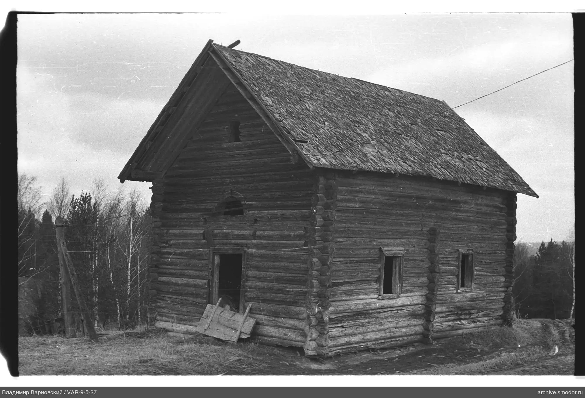 Holzblockhaus mit Satteldach