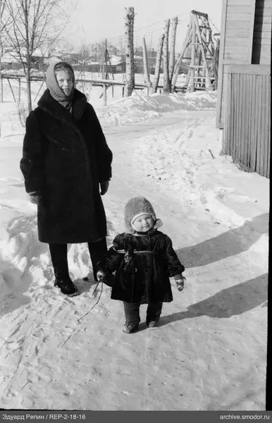 Женщина и ребёнок на зимней улице