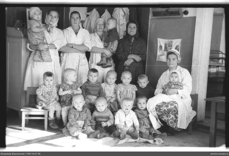 Gruppenporträt von Frauen und Kindern