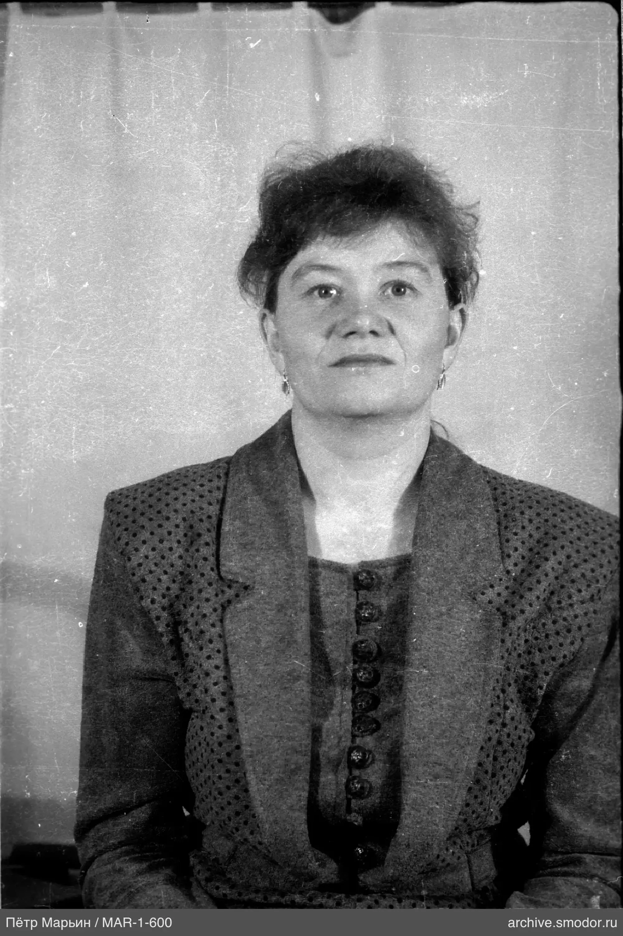 Портрет женщины в жакете и блузке
