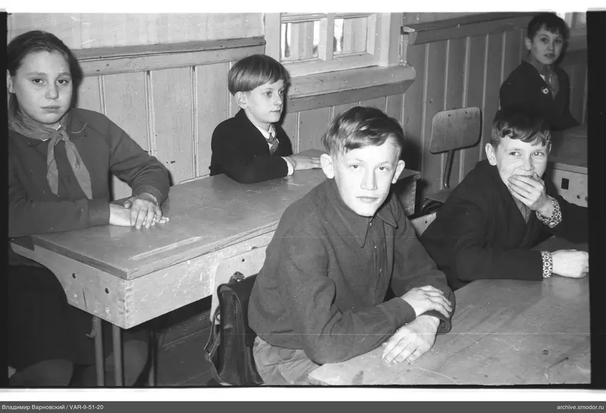 Gruppenporträt von Kindern im Klassenzimmer