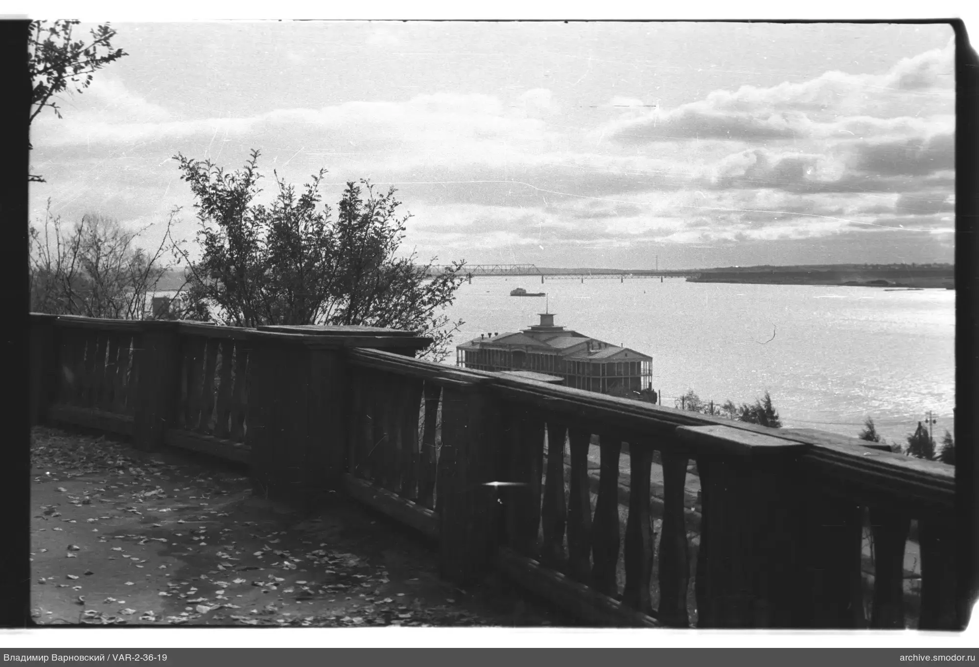 Landschaft mit Brücke und Fluss