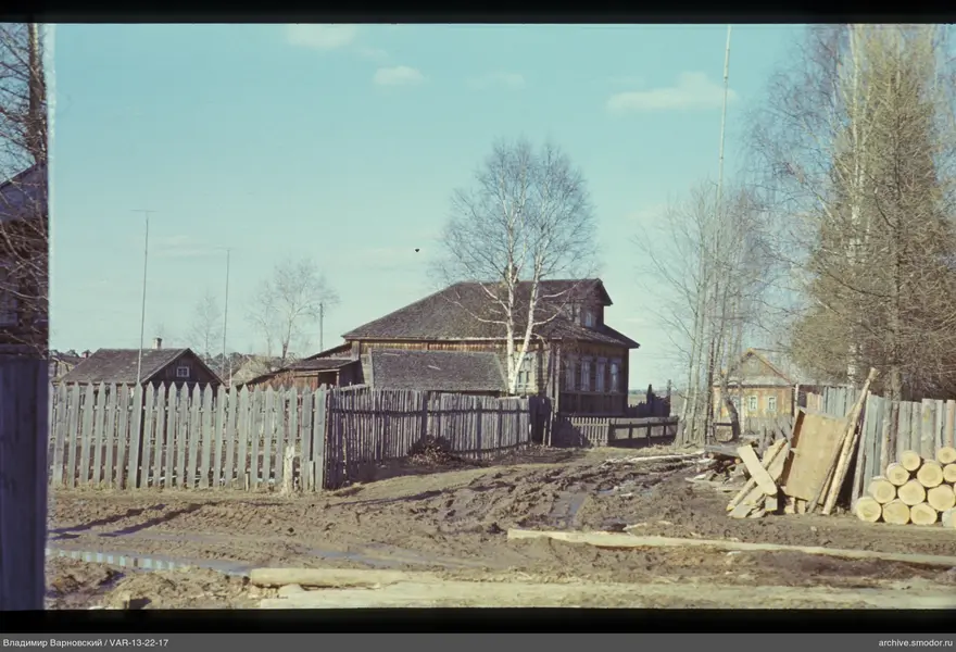Holzhaus mit Umgebung