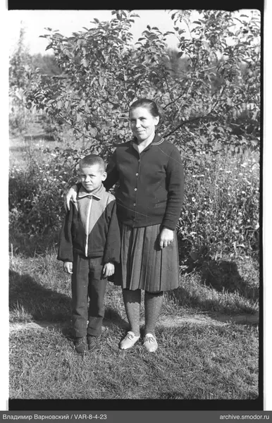 Frau und Junge im Freien