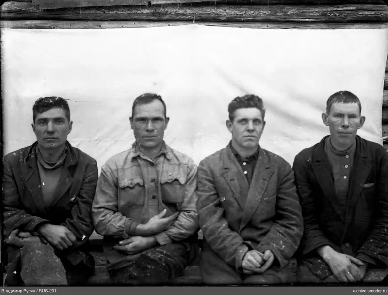 Группа мужчин на скамейке