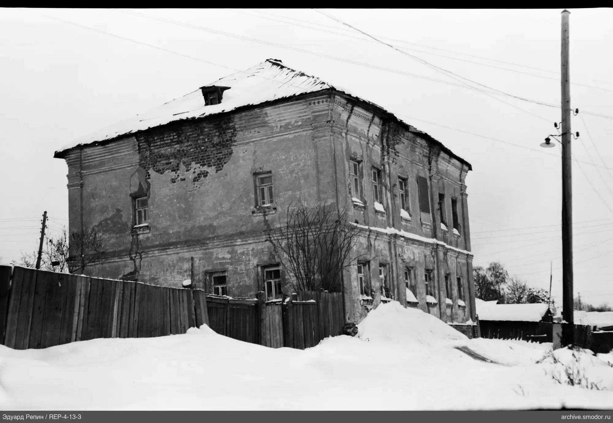 Здание с повреждениями и снегом