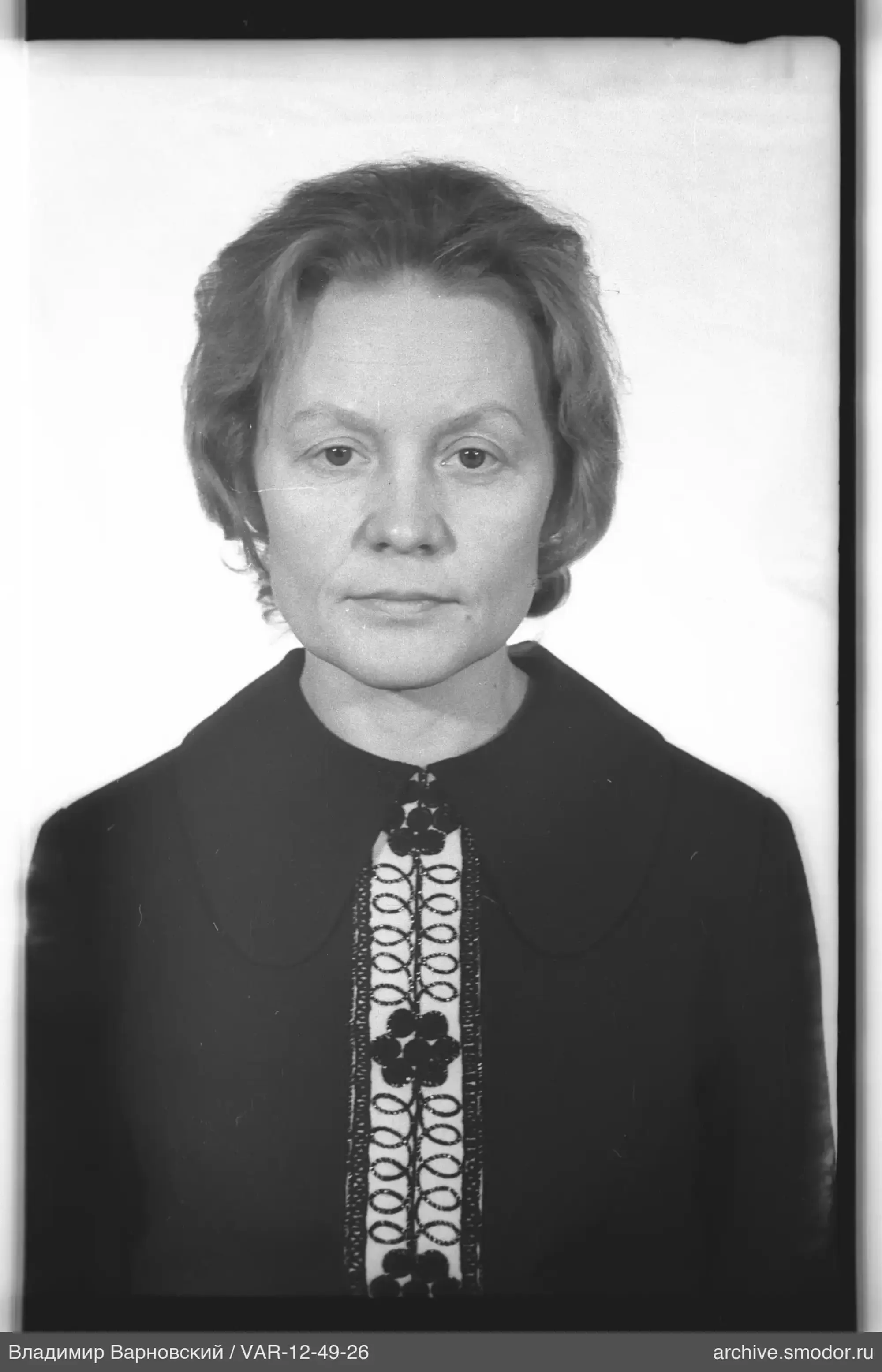 Портрет женщины в темном платье