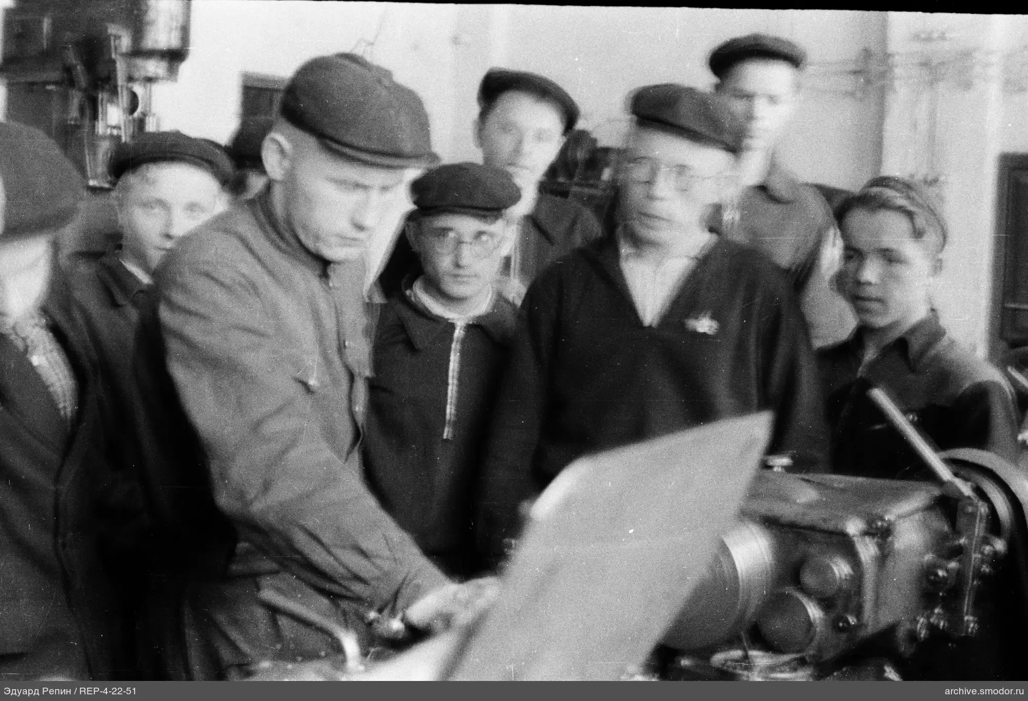 Gruppe junger Männer an Industriemaschine