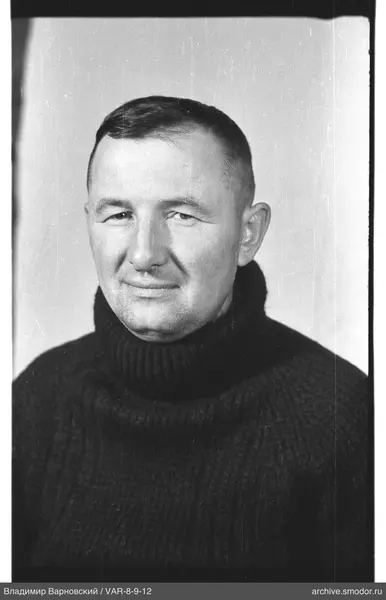 Porträt eines Mannes in dunklem Pullover