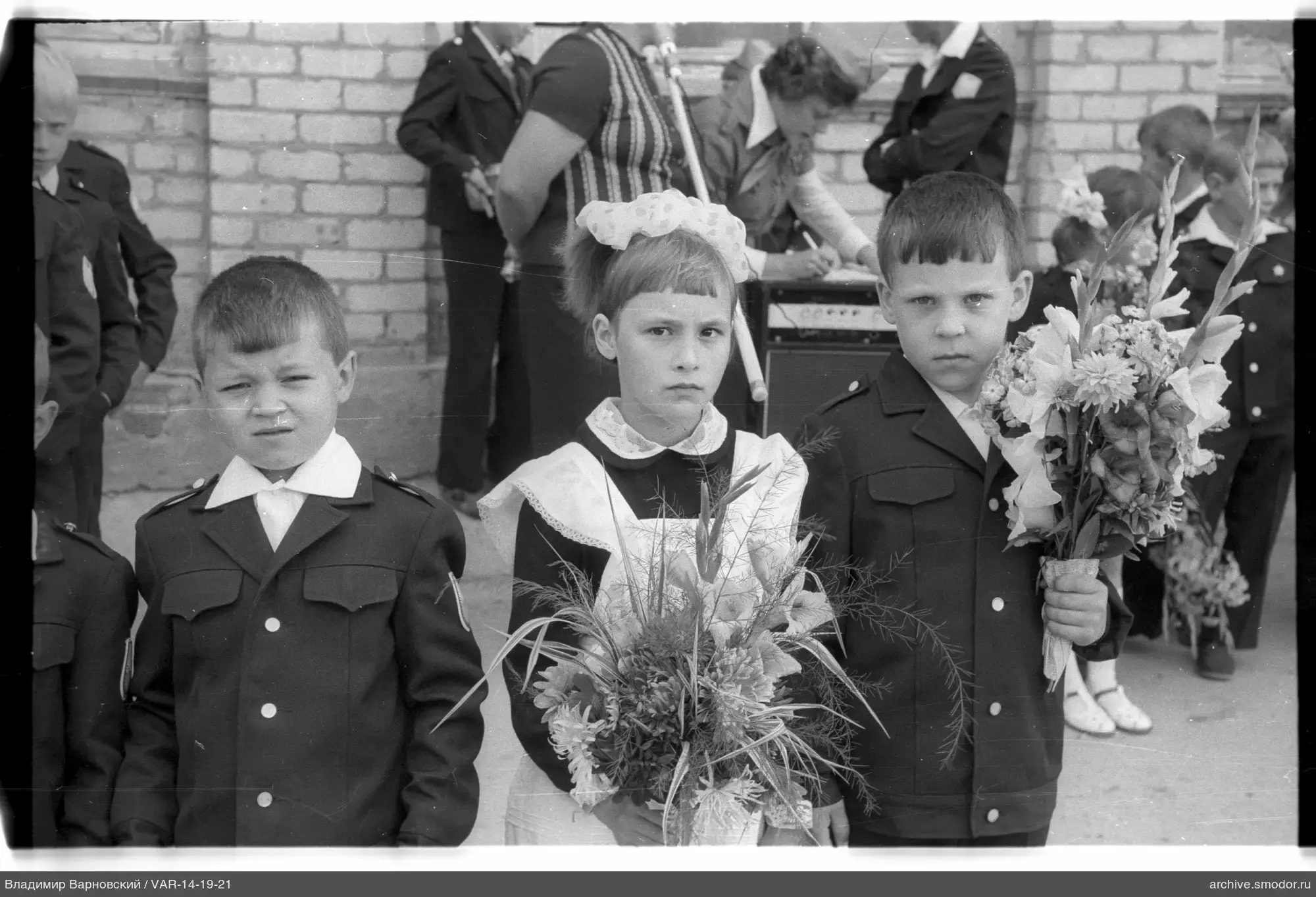 Kinder in Schuluniformen auf Gruppenfoto