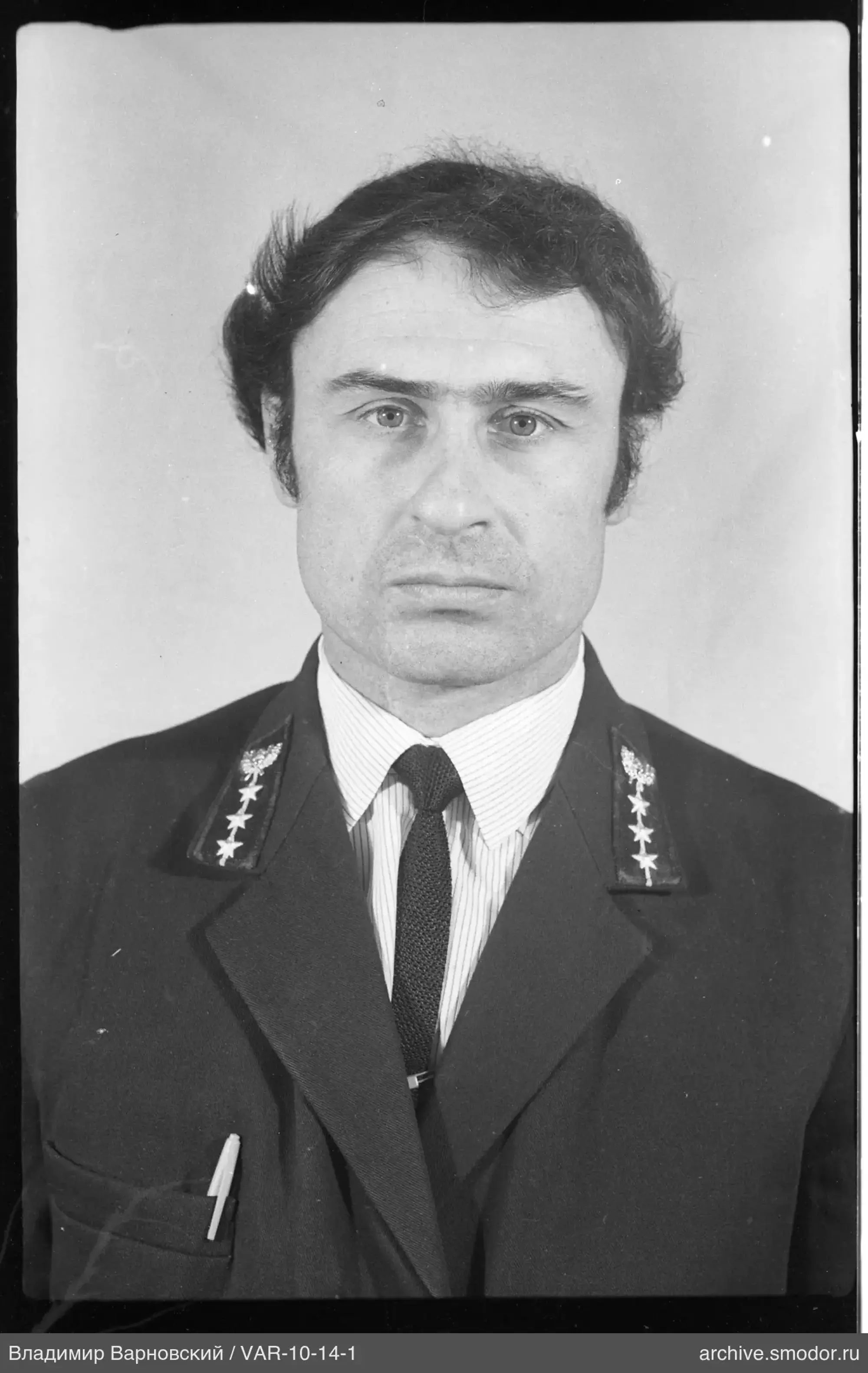 Портрет мужчины в пиджаке с эмблемами