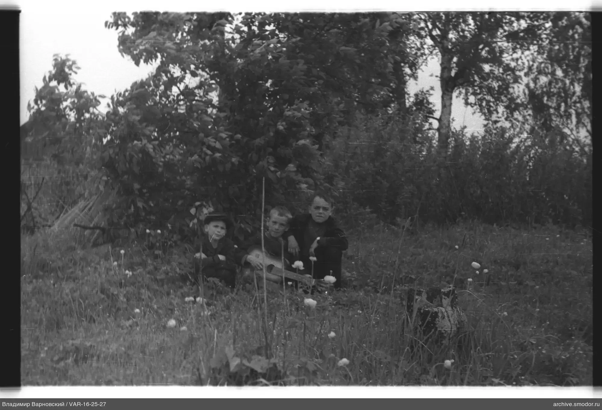 Gruppe von Jungen auf dem Gras