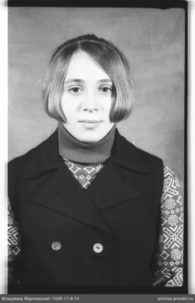 Porträt einer Frau in Pullover und Weste
