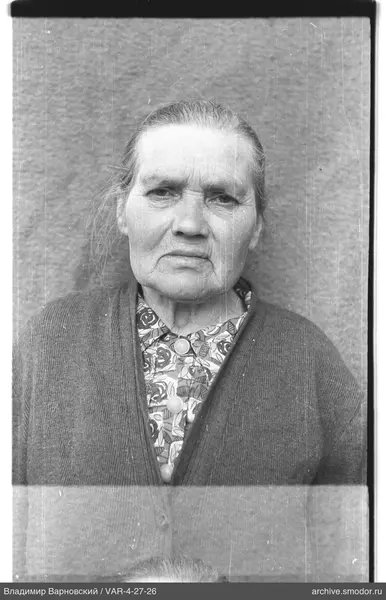 Porträt einer Frau in einer gestrickten Strickjacke