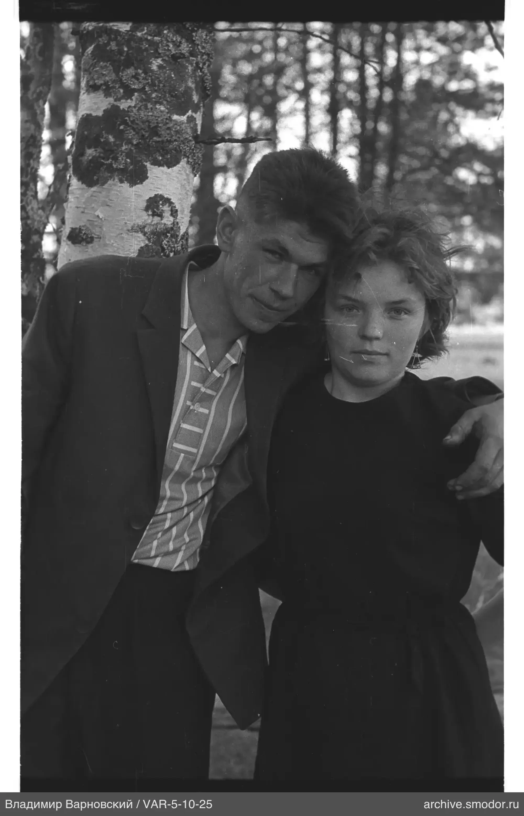 Мужчина и женщина у берёзового леса
