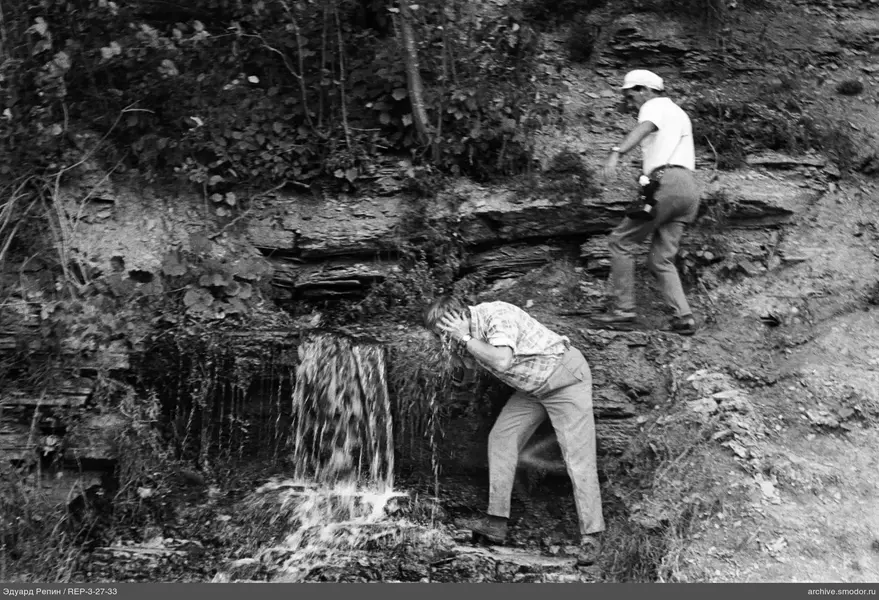 Mann am Wasserfall