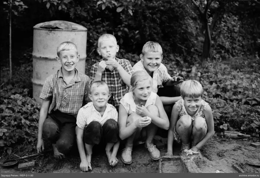 Gruppe von Kindern auf dem Boden