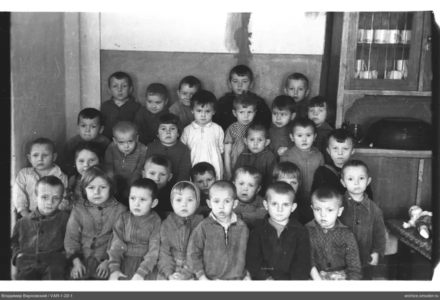 Gruppenporträt von Kindern an der Wand