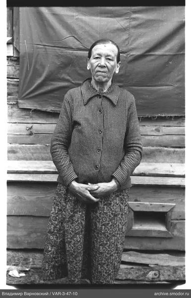 Full-length portrait of a woman