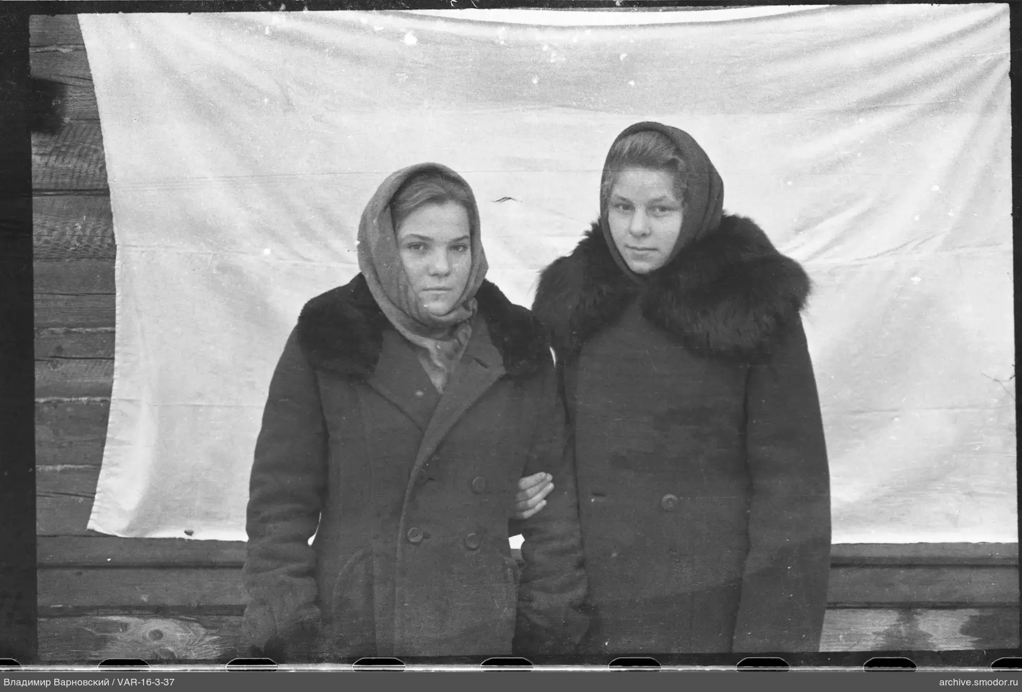 Две женщины в тёмных пальто и платках