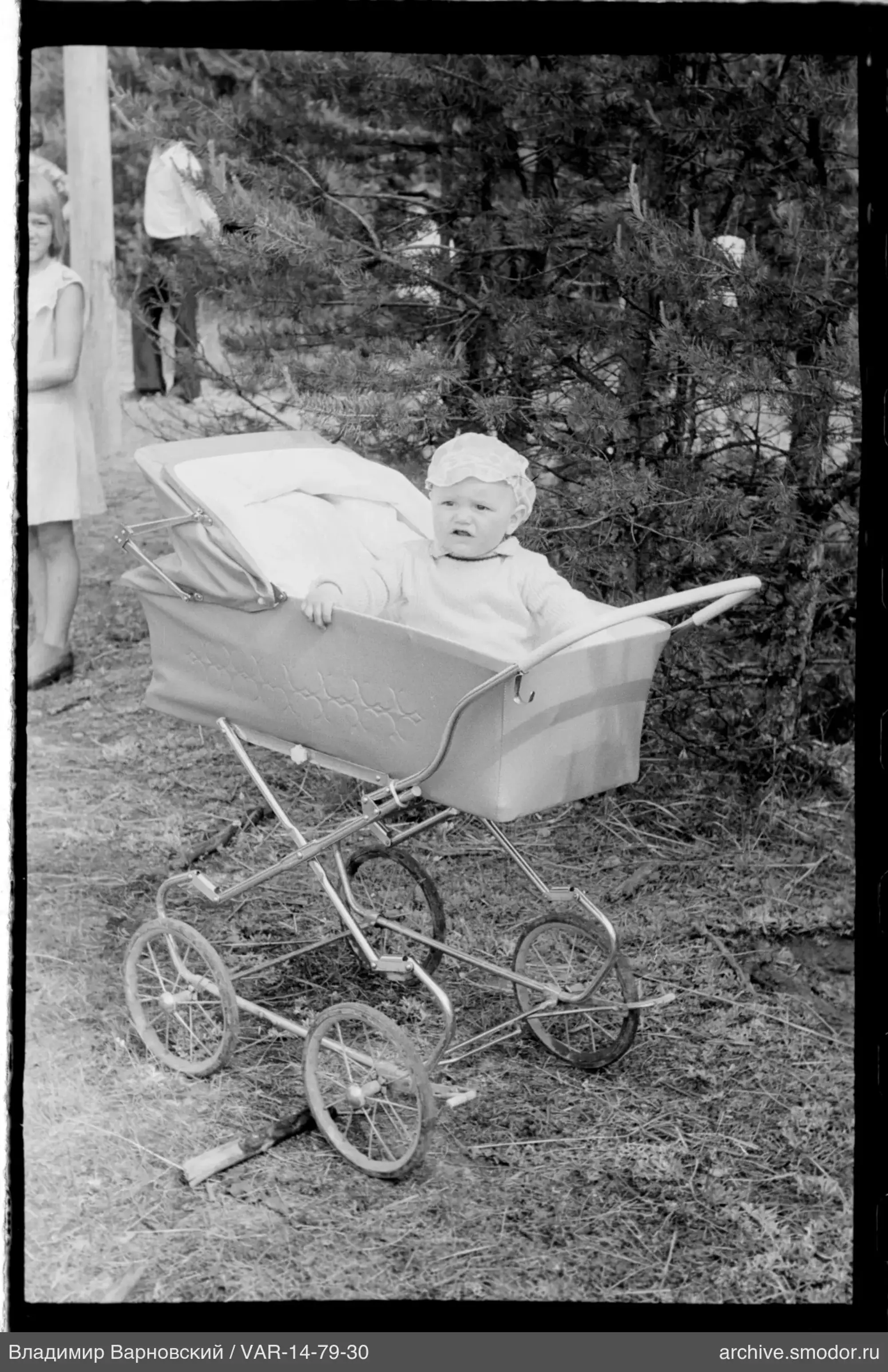 Kind im Kinderwagen auf der Straße