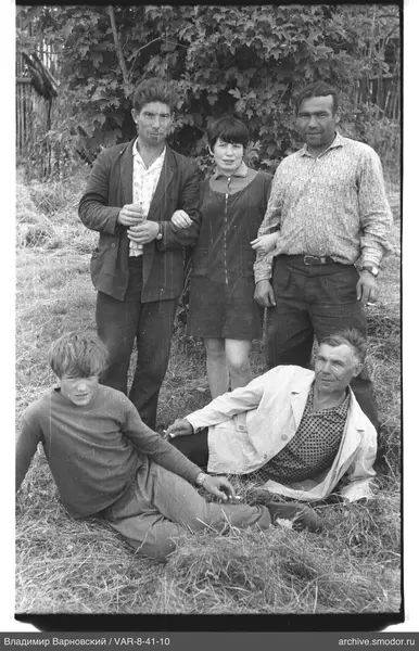 Gruppenporträt auf dem Gras
