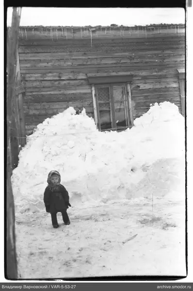 Kind in Winterkleidung im Schnee