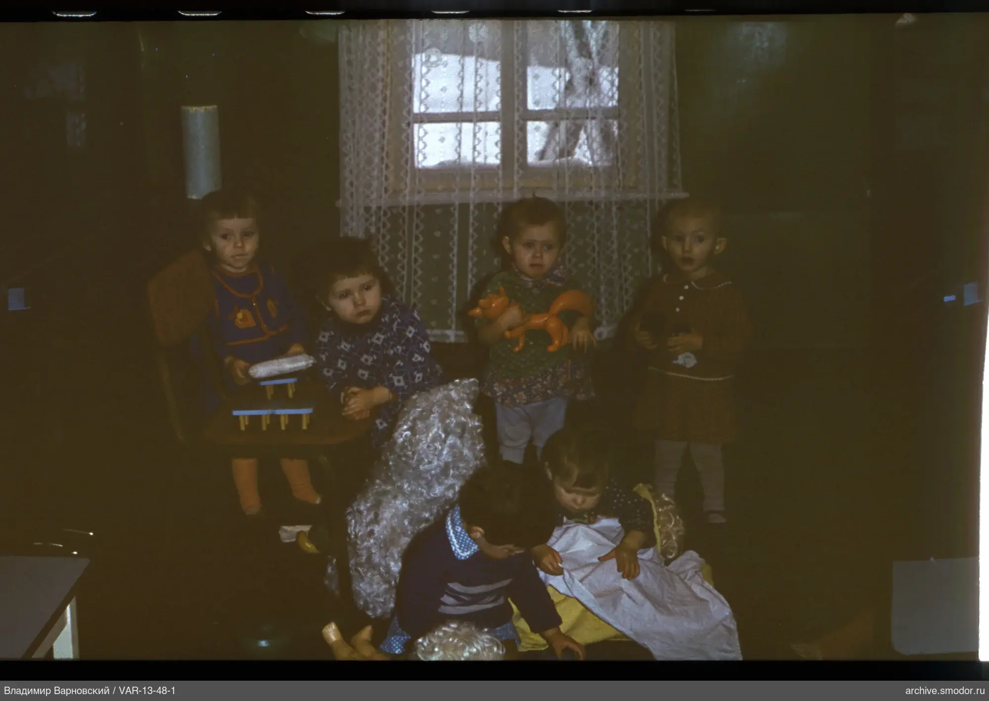 Gruppenporträt von Kindern im Raum
