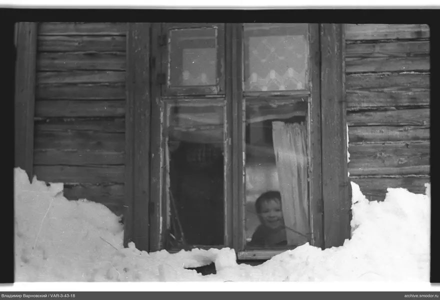 Holzhausfenster mit Kind